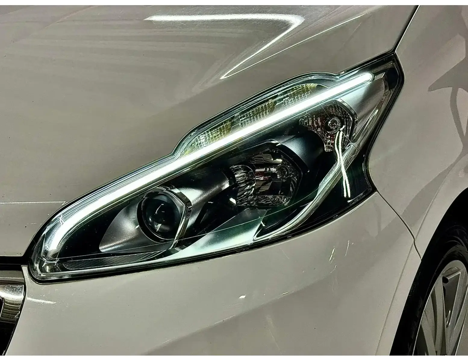 PEUGEOT 208 1.2i STYLE