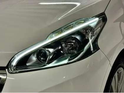 PEUGEOT 208 1.2i STYLE