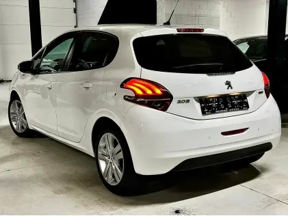 PEUGEOT 208 1.2i STYLE