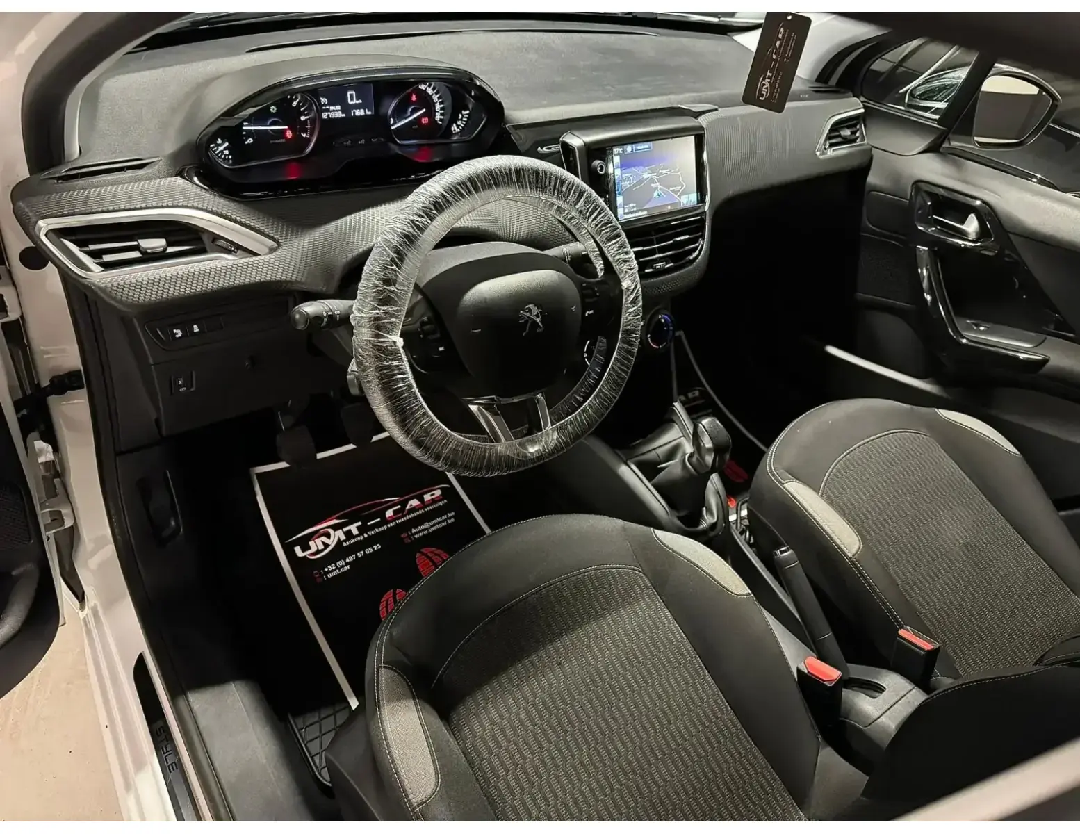 PEUGEOT 208 1.2i STYLE