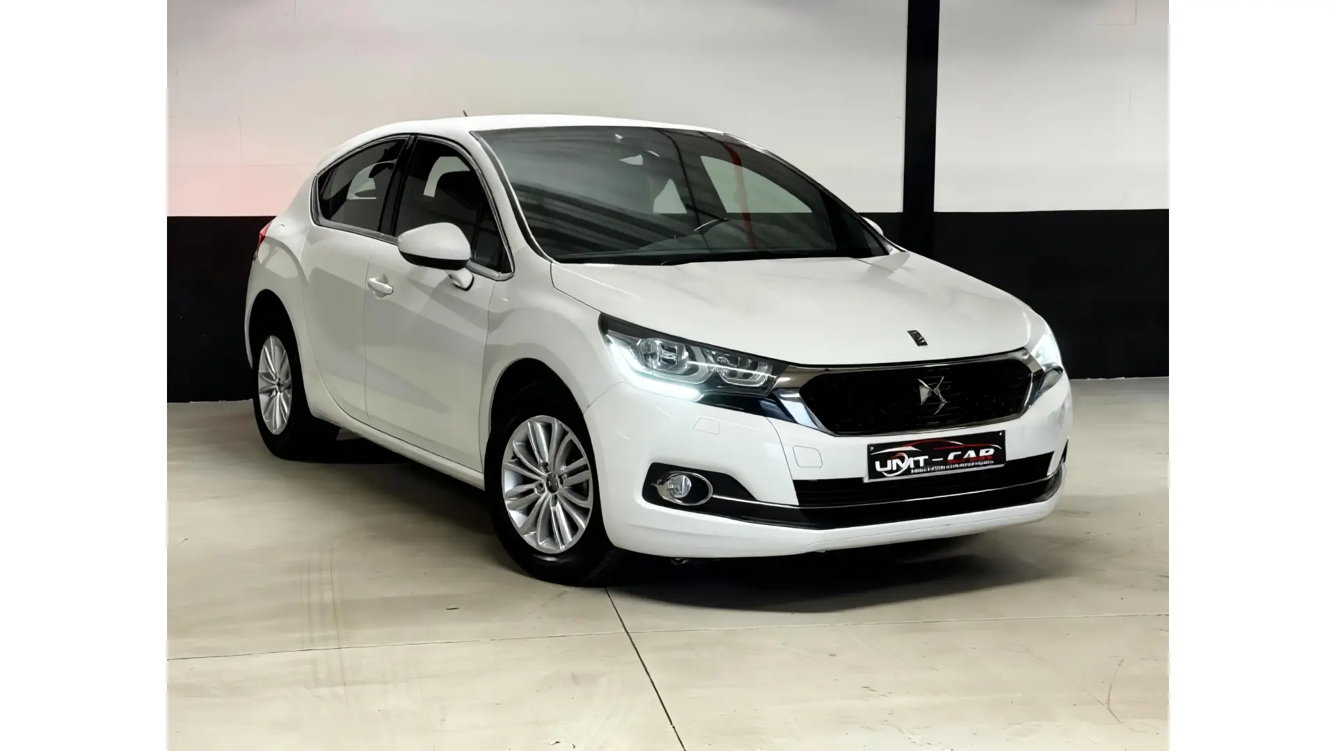 Deze DS4 Rijdt Als Nieuw Met Navigatie En Achteruitrijcamera - Afbeelding 1 (groot)