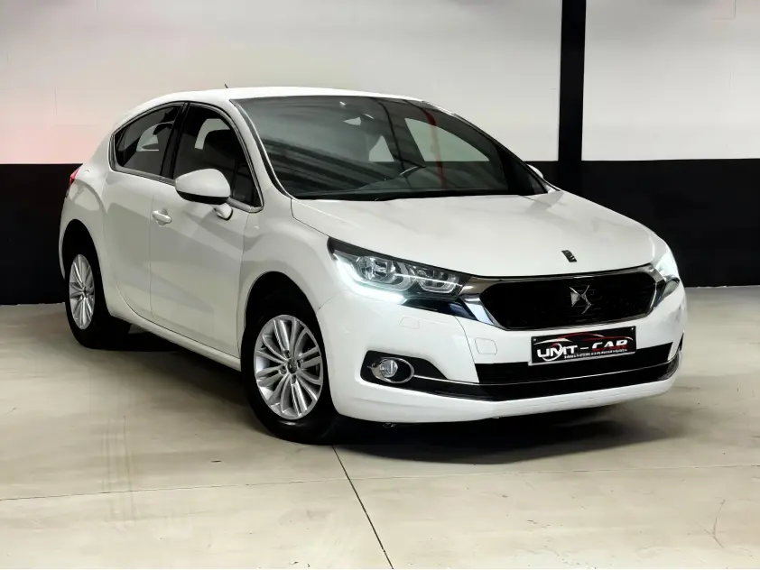 Deze DS4 Rijdt Als Nieuw Met Navigatie En Achteruitrijcamera - Afbeelding 1