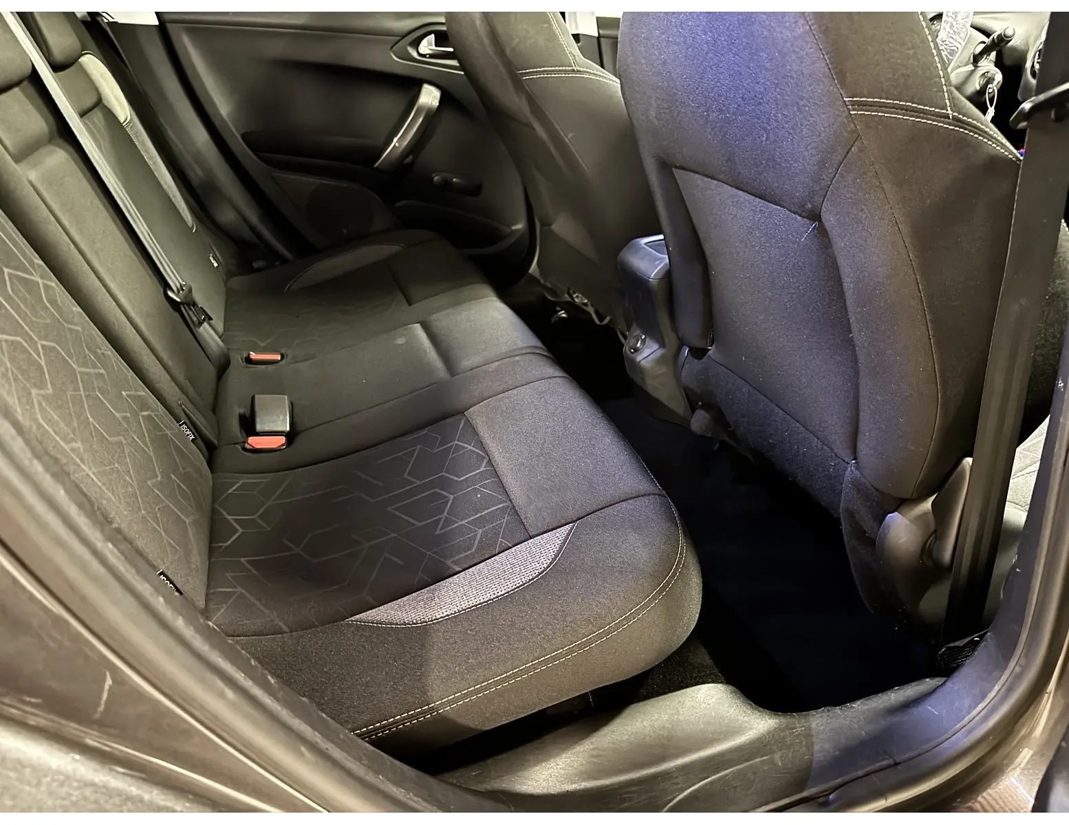 Compacte SUV met Panodak – Peugeot 2008 1.2i Benzine