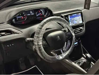 Compacte SUV met Panodak – Peugeot 2008 1.2i Benzine