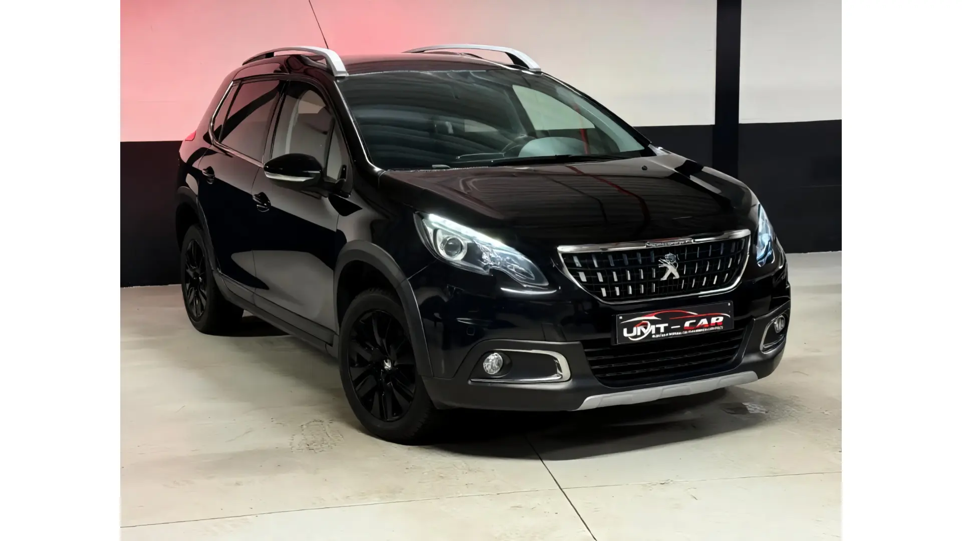 Peugeot 2008 Stijlvolle Zwarte SUV Benzine - Afbeelding 1 (groot)